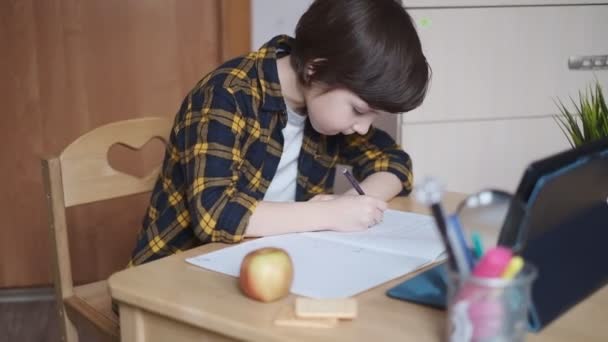 Liten Pojke Skolpojke Studerar Hemma Distansundervisning Internet Barnet Får Uppgift — Stockvideo