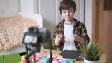 Çocuk bir vlogcu. Çocuk YouTube kanalı için bir video kaydediyor..