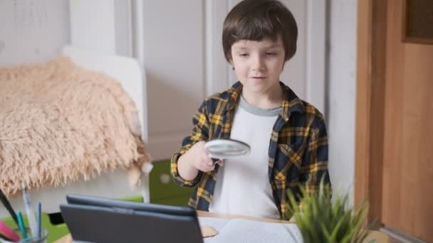 Chico Vlogger Chico Está Transmitiendo Por Canal Youtube Niño Está — Vídeo de stock