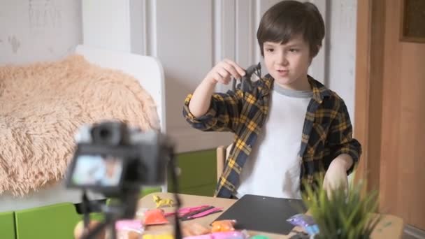 Jongen Een Vlogger Jongen Neemt Een Vlog Voor Zijn Youtube — Stockvideo