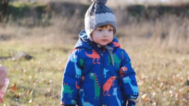 İlkbaharın başında bebekle birlikte parkta yürü. Sağlıklı ve sağlıklı bir bebek ilkbaharda sabun köpüğü patlatır..