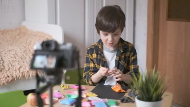 Jongen Een Vlogger Jongen Neemt Een Vlog Voor Zijn Youtube — Stockvideo