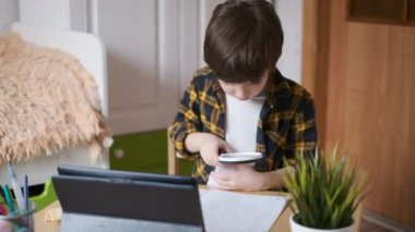 Çocuk bir vlogcu. Çocuk YouTube kanalı için yayın yapıyor. Çocuk internetten canlı yayın yapıyor..