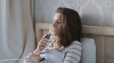 Birleşik Devletler 'de yeni Coronavirus COVID-19 dalgası. COVID-19 için ev tedavisi. Genç bir kadın koronavirüs belirtileriyle yatakta yatıyor..