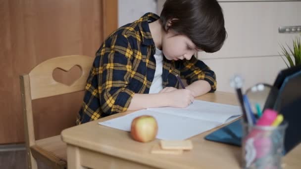 Malý Chlapec Školák Který Učí Doma Dálkové Studium Přes Internet — Stock video