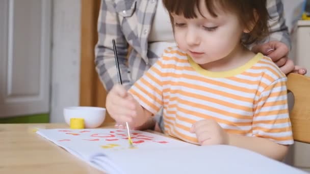 Erken Çocuk Gelişimi Çocuğun Evde Eğitimi Çocuklara Öğretmek Için Yeni — Stok video