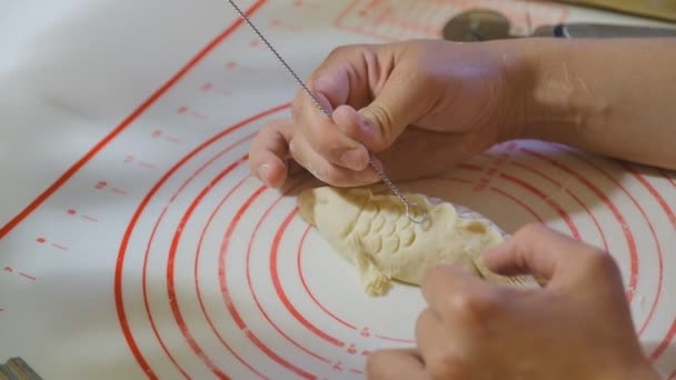 Σπιτικό Ψήσιμο Γυναίκα Φτιάχνει Πίτες Σχήμα Ψαριού Φτιάχνω Πίτες Στο — Αρχείο Βίντεο