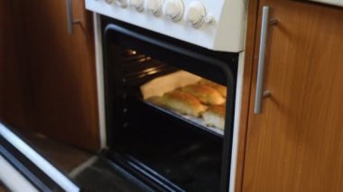 Ev yapımı pişirme. Kadın fırından ev yapımı, kokulu, sıcak, iştah açıcı bir turta çıkarıyor..