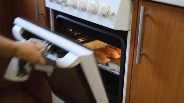 自制烘焙 女人从烤箱里拿出一个自制的香喷喷的热腾腾的馅饼 — 图库视频影像