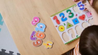 Erken çocuk gelişimi. Çocuğun evde eğitimi. Çocuklara öğretmek için yeni yöntemler ve teknolojiler. Çocukların yaratıcı gelişimi. Sayılar ve harfler üzerine çalış.