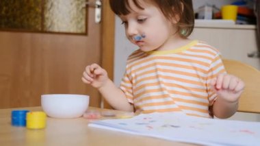 Erken çocuk gelişimi. Çocuğun evde eğitimi. Çocuklara öğretmek için yeni yöntemler ve teknolojiler. Çocukların yaratıcı gelişimi. Çocuk resim yapmayı öğreniyor..