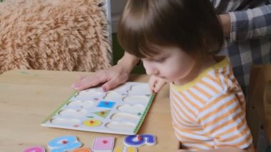 Erken çocuk gelişimi. Çocuğun evde eğitimi. Çocuklara öğretmek için yeni yöntemler ve teknolojiler. Çocukların yaratıcı gelişimi. Sayılar ve harfler üzerine çalış.