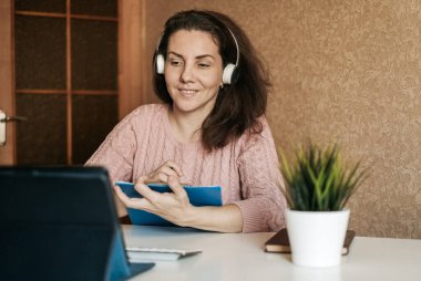 Online eğitim. Genç kadın çevrimiçi İngilizce öğreniyor. İngilizce kursları.