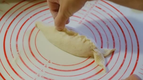 Σπιτικό Ψήσιμο Γυναίκα Φτιάχνει Πίτες Σχήμα Ψαριού Φτιάχνω Πίτες Στο — Αρχείο Βίντεο