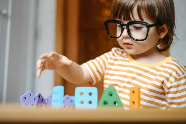 Early child development. Home education of the kid. New methods and technologies for teaching children. Creative development of children. Exploring shapes and colors.