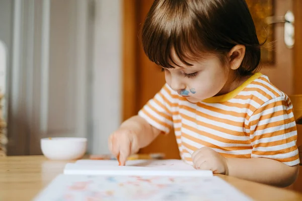 Early child development. Home education of the kid. New methods and technologies for teaching children. Creative development of children. The child learns to draw.