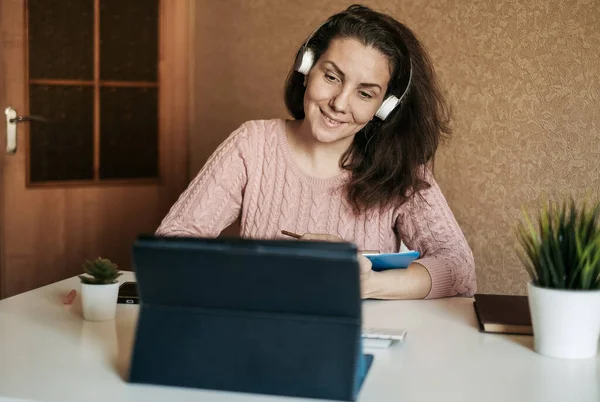 Online eğitim. Genç kadın çevrimiçi İngilizce öğreniyor. İngilizce kursları.