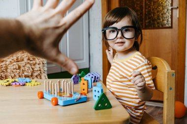 Erken çocuk gelişimi. Çocuğun evde eğitimi. Çocuklara öğretmek için yeni yöntemler ve teknolojiler. Çocukların yaratıcı gelişimi. Şekiller ve renkler keşfediliyor.