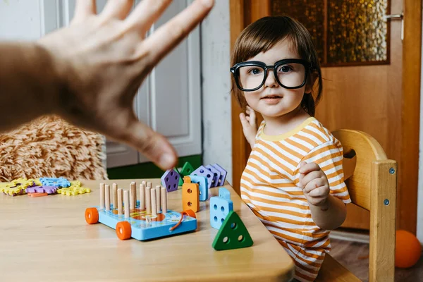 Erken çocuk gelişimi. Çocuğun evde eğitimi. Çocuklara öğretmek için yeni yöntemler ve teknolojiler. Çocukların yaratıcı gelişimi. Şekiller ve renkler keşfediliyor.