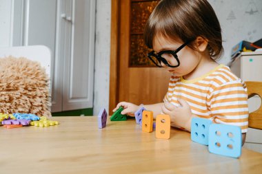 Erken çocuk gelişimi. Çocuğun evde eğitimi. Çocuklara öğretmek için yeni yöntemler ve teknolojiler. Çocukların yaratıcı gelişimi. Şekiller ve renkler keşfediliyor.