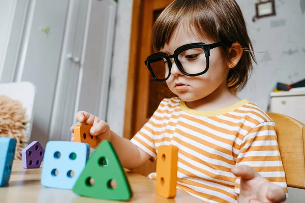 Erken çocuk gelişimi. Çocuğun evde eğitimi. Çocuklara öğretmek için yeni yöntemler ve teknolojiler. Çocukların yaratıcı gelişimi. Şekiller ve renkler keşfediliyor.