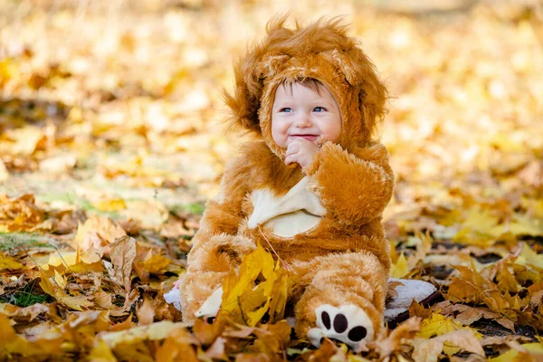 Dítě Kostýmu Lva Hraje Žlutém Podzimním Listí Parku Veselé Šťastné — Stock fotografie