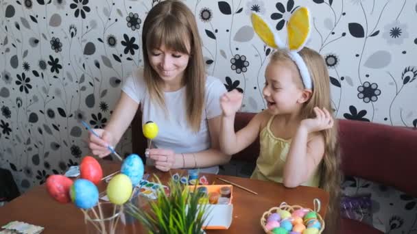 Preparazione per le vacanze di Pasqua. Celebrazione della Pasqua in famiglia. Madre e figlia si preparano per la Pasqua a casa. — Video Stock
