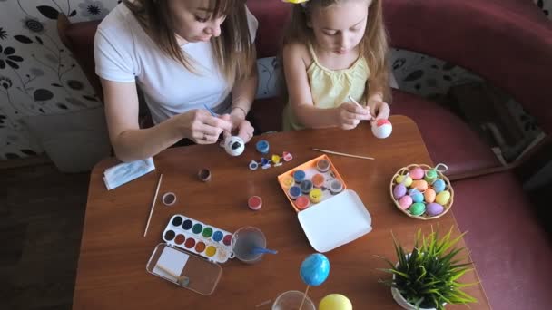 Felkészülés a húsvéti ünnepre. Húsvét családi ünnepe. Anya és lánya húsvétra készülnek otthon.. — Stock videók