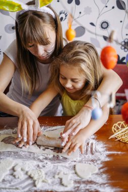 Paskalya tatili için hazırlık. Paskalya 'nın aile kutlaması. Anne ve kızı Paskalya için evde hazırlanıyorlar..