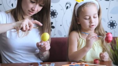 Paskalya tatili için hazırlık. Paskalya 'nın aile kutlaması. Anne ve kızı Paskalya için evde hazırlanıyorlar..