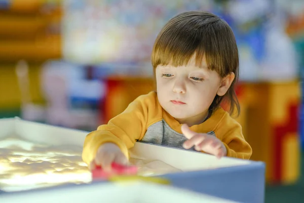 Desarrollo Creativo Del Niño Bebé Dibuja Arena Sobre Vidrio Desarrollo — Foto de Stock