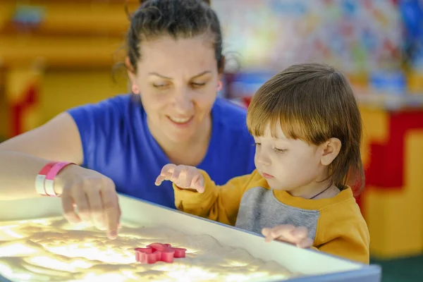 Desarrollo Creativo Del Bebé Temprano Una Madre Enseña Hijo Dibujar — Foto de Stock