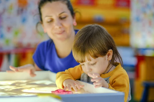 창조적 어머니는 자녀에게 속에서 손가락으로 그림을 그리는 가르친다 자폐증 어린이 — 스톡 사진