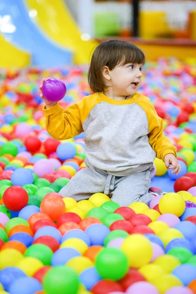 Çocukların Yaratıcı Gelişimi Çocuk Çocuk Gelişim Merkezinde Renkli Toplarla Oynuyor — Stok fotoğraf