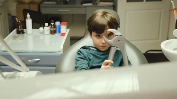 Çocuk Dişçiliği Dişçinin Randevusundaki Çocuk — Stok video