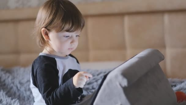 Ouderlijke Onverschilligheid Baby Werd Achtergelaten Zonder Aandacht Zorg Van Moeder — Stockvideo