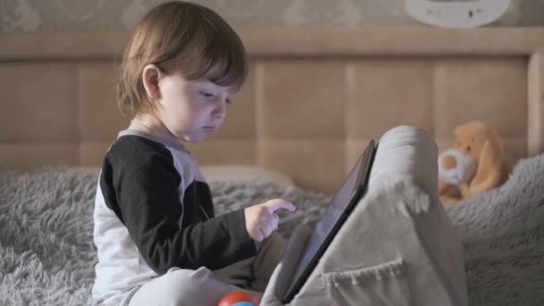 子供の急速な発展 幼い子供たちによるスマートフォンやタブレットの習得 すぐにあなたのタブレット上の幼児ゲームを学ぶ — ストック動画