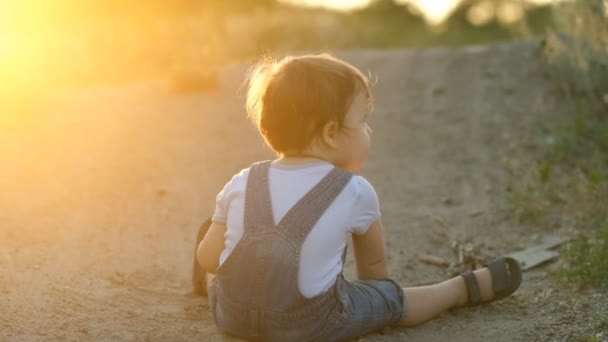 아이는 그를둘러싼 세계를 탐험하고 있습니다 아기와 아이가 만나서 공원의 모래와 — 비디오