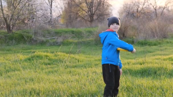 Chlapec Hraje Jaře Parku Frisbee Zdravý Vývoj Dítěte Aktivní Venkovní — Stock video