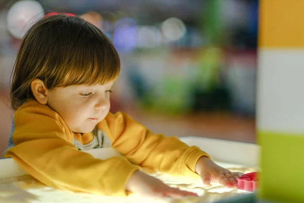 Desarrollo Creativo Del Niño Bebé Dibuja Arena Sobre Vidrio Desarrollo — Foto de Stock