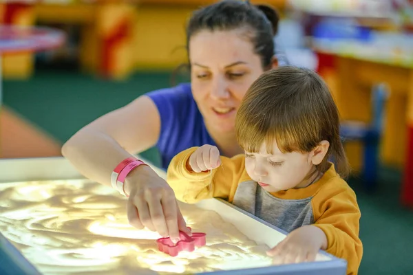 Desarrollo Creativo Del Bebé Temprano Una Madre Enseña Hijo Dibujar — Foto de Stock