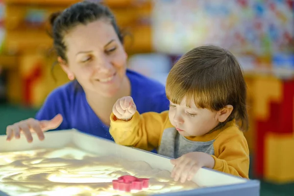 Творчий Ранній Розвиток Дитини Мати Вчить Дитину Малювати Пальцями Піску — стокове фото