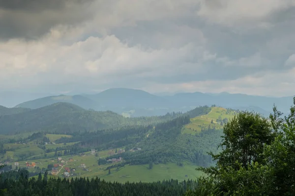 Horská krajina. Letní západ slunce v Karpatech. Modré hory. — Stock fotografie