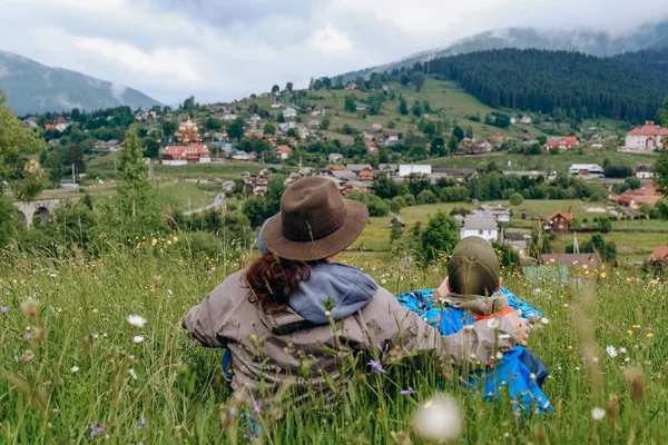 Οικογενειακές διακοπές στα βουνά το καλοκαίρι. Μια γυναίκα με παιδιά περπατά στα αλπικά βουνά το καλοκαίρι. — Φωτογραφία Αρχείου