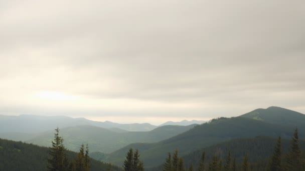 高山高山全景。从山顶俯瞰群山.多云的山天. — 图库视频影像