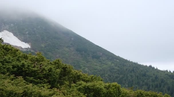 高山高山全景。从山顶俯瞰群山.多云的山天. — 图库视频影像