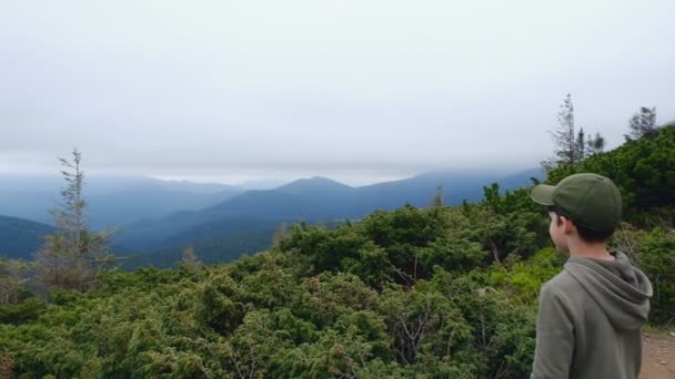 征服新的高峰 克服困难 战胜你自己 儿童的度假冒险 把一个男孩变成一个男人 长大的孩子 — 图库视频影像