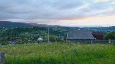 Dağlarda akşam manzarası. Dağdan Alp köyü manzarası. Karpatlar 'da yaz dağı manzarası. Dağ turizmi.