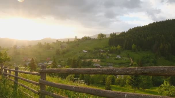 夕阳西下时高山村的夏日雨 夏天阿尔卑斯山的山水 背光的阳光照亮了阿尔卑斯山日落时的雨滴 — 图库视频影像
