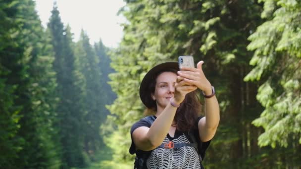 Vandring Bergen Usa Ung Kvinna Turist Vacker Hatt Gör Selfie — Stockvideo